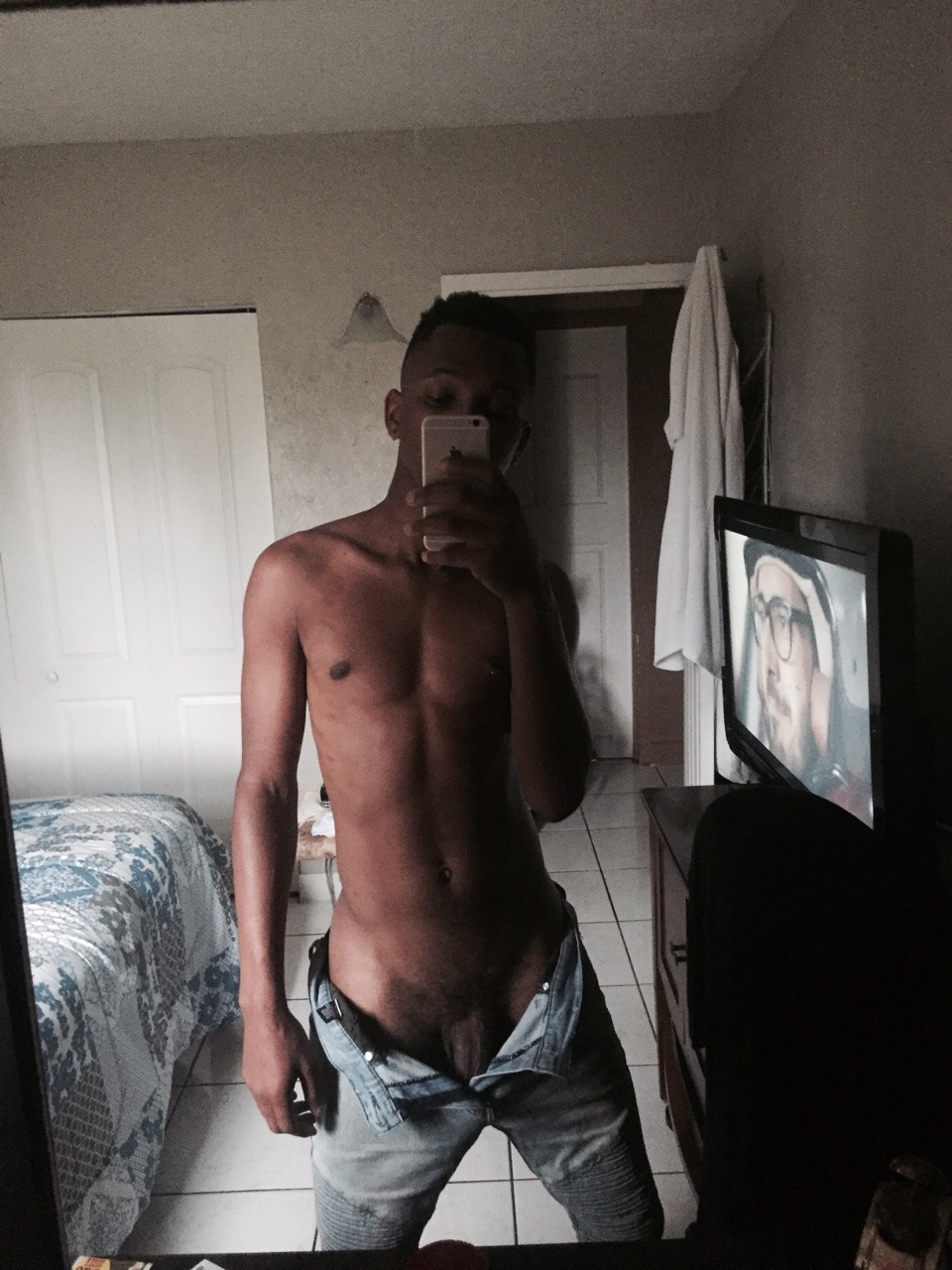 fijiwaterbottles:  fijiwaterbottles:  fijiwaterbottles:  Follow my Instagram @zaddymechiee💦✨👏🏽