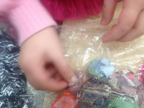 DIY Bubble Wrap Wall Art for Kids and Adults. Check out reggiochildreninspired for more photos. This