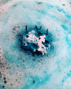 lezzielushie:  Big Blue Bath Bomb 