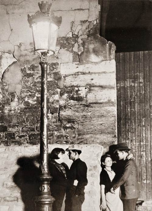 elle-il-eux:  Brassaï - Paris la nuit, 1930’s. 