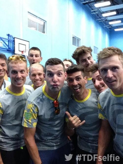 badbatbaroora:  Team selfies!