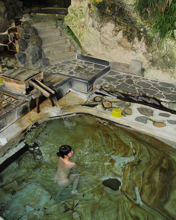 Japanese onsen, via oguro.keita  山形県 赤倉温泉「三之亟」つるはし1本で天然の大岩をくり貫いたと伝わる混浴の大浴場。