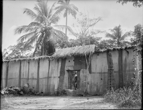 Igbo compound (ǹgwùlù) entrance and high walls (aja ǹgwùlù), in or near Önïcha. Photographed by Herb