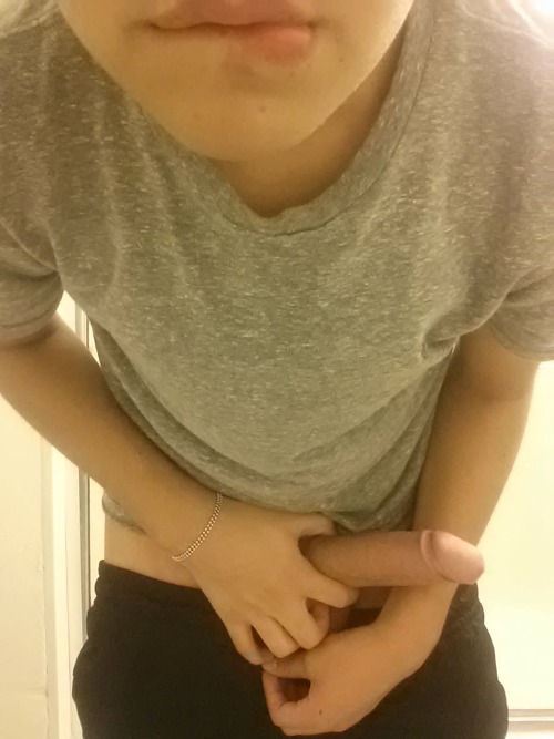  Thanks D for sending more hot and sexy pics!  You guys can hit him up at: ig: _dannyymagana kik: dannyell_21   Please send pics to: Por favor manda tus fotos a: betomartinez2008@gmail.com Beto’s Corner  http://betomartinez.tumblr.com/   Ohh well hello!