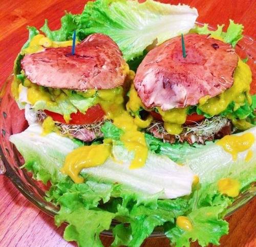 Regardez ce délicieux Chamburger !!! Hihihi champignon graines germées et légumes variés râpés. Pour