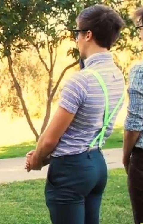 bootybubblelover:  Damn I need it  topnotchass:  youtuber {Joey Graceffa}