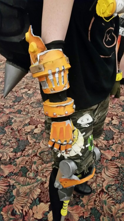 pinksugarprince:  MY DREAMS HAVE COME TRUE!!!!!! Finally got to see an awesome Junkrat cosplay in person aaagh!! Cosplayer is @kaitexel who is also an amazing artist and draws Jamie equally nice. :D (sorry for low quality selfie bad lighting)