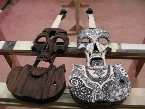 talia-adamowicz:  dontbeanassbutt:  moshita:  Skull Violin Stratton Violin  *devil went down to georgia playing in the distance*  I bet that was a haunting refrain. 