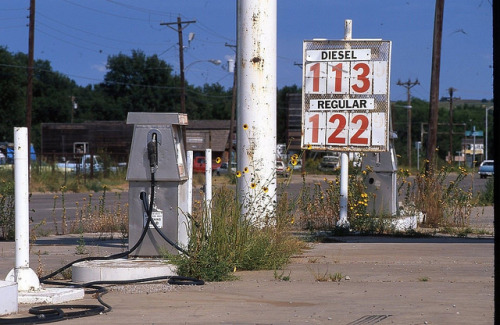 XXX limegum:1980s Abandoned Gas Station | via photo