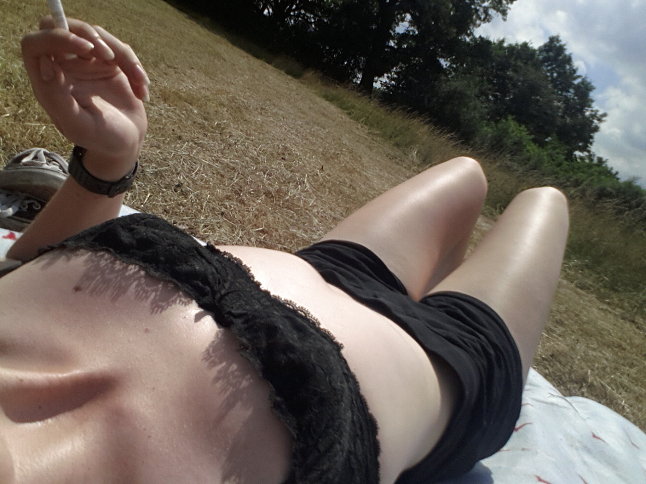 bonnepetitefille:  Too hot for clothes