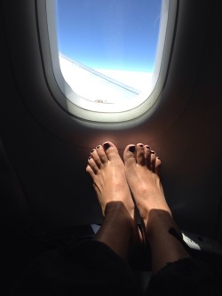 luvinhertoes:  hippie-feet:  Safely landed back home! 🛬  Mmmmmmm  airplane feet.  That’s a first.  Nice one….