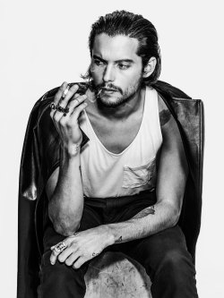 darienvilchez:  Pro skateboarder Dylan Rieder brings style to the streets.