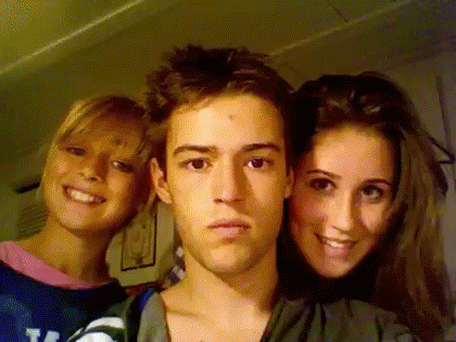 sizvideos:  Guy took a selfie everyday for 8 years. Watch the full video! 