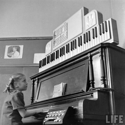 Visual piano lesson(Yale Joel. 1947)