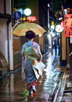 dummy-kanji:(vía Mejores 72 imágenes de Pontocho en Pinterest | Kyoto japón, Artesanía y Geishas) 