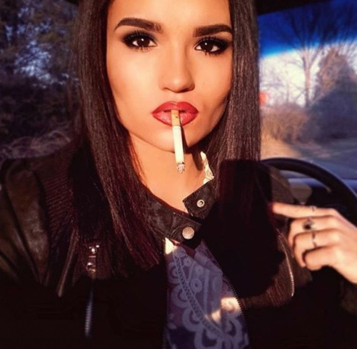 smokingsexplayground:Sexy Smoking Hottie Hot dangle