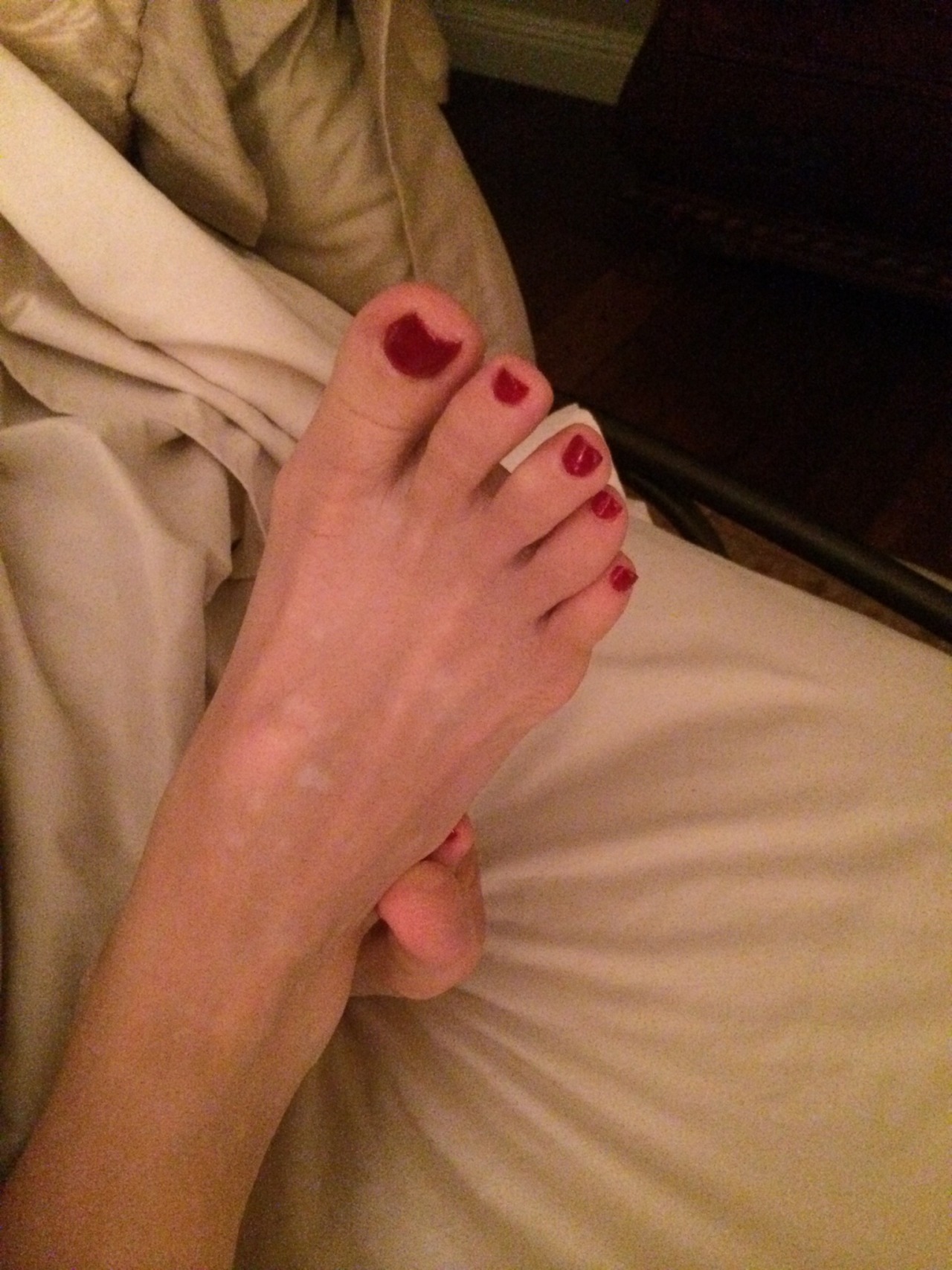 I had a lot of email and inquiries about the fan of my blog who did my pedicure.Â 