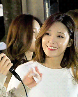 moomhyuna:  ∞ gifs of eunji smiling.