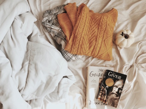 lunarlibrary:Hope you all had a lovely Thanksgiving, or a lovely Thursday.♡↠ My bookstagram