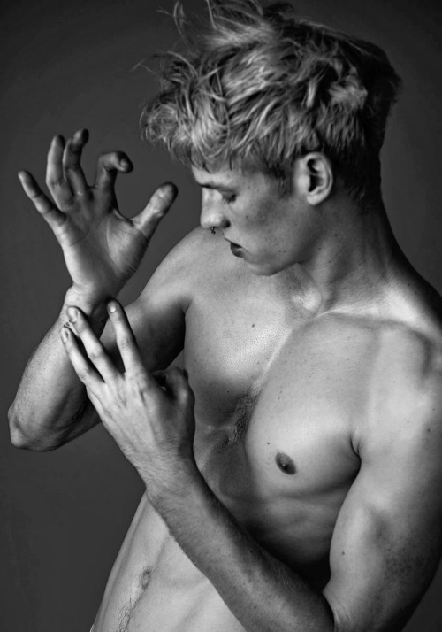 uomomodamag:  BLACK MAGAZINE - BLACKLOG Photography: THOM KERR Styling: SARAH BIRCHLEY Beauty: JUSTIN HENRY Model: JOEL MEACOCK at DALLYS / CHIC 