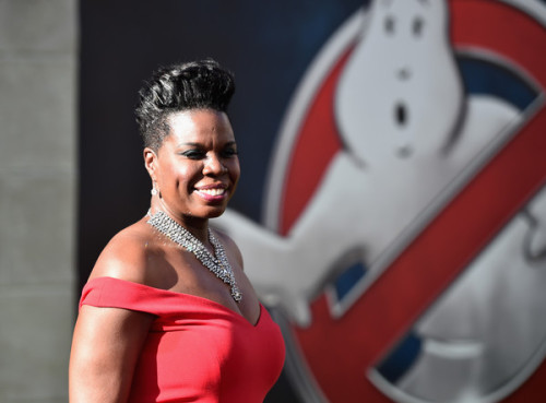 freshrosemary:  endlesskate:  billhaderismycriterioncollection:  Lets appreciate Leslie Jones  That grey dress. I’m dying.  There aren’t many things I love more than tall women killing everything and everyone in high heels. 