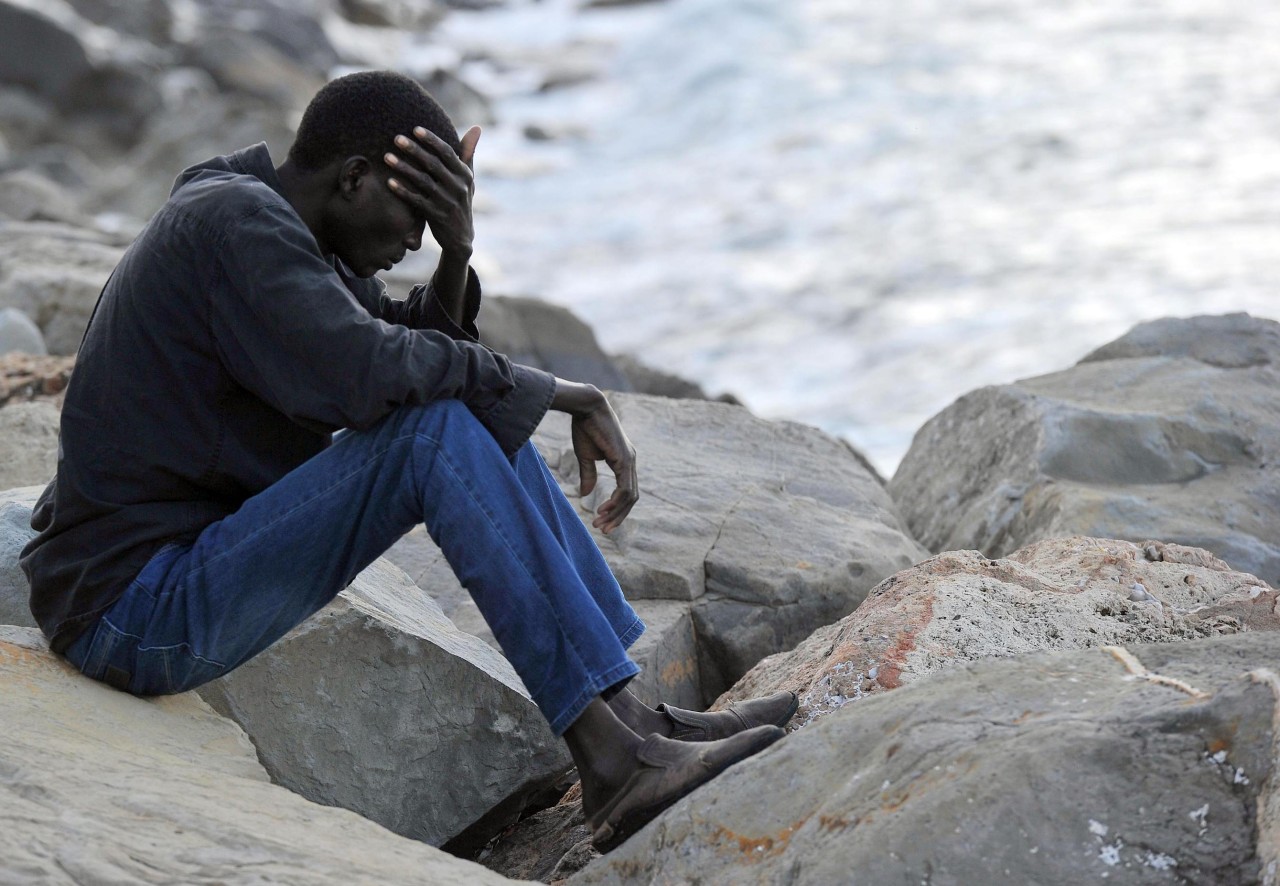 VENTIMIGLIA. Un centenar de inmigrantes bloqueados en Ventimiglia pasó su tercera noche en la escollera del paseo marítimo, lugar que no quieren abandonar hasta que Francia les deje pasar. Los inmigrantes, procedentes de Somalia, Eritrea y Etiopía en...