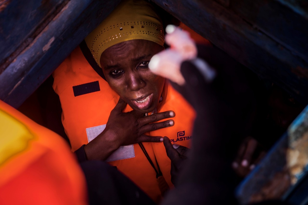 REFUGIADOS. 450 refugiados y emigrantes subsaharianos, en su mayoría de Eritrea, esperan para ser rescatados por trabajadores humanitarios de la ONG española Proactiva Open Arms, mientras intentaban salir de la costa libia y llegar a suelo europeo en...