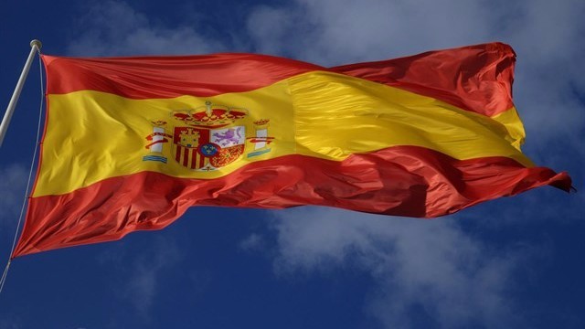 No cariño, tú no eres español. Ser español no es llevar la bandera, ni gritar