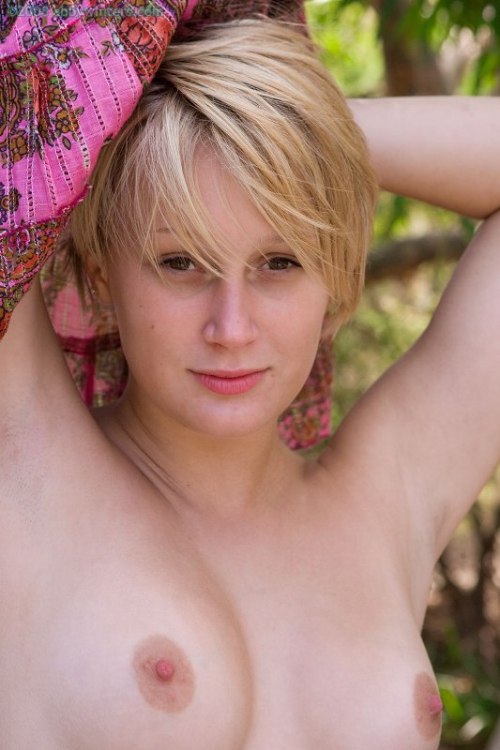 omgabbywinters:  Amateur Blonde Outdoors