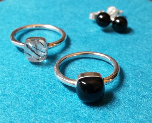 ringset aus silber mit onyxkugeln und rutilquarz