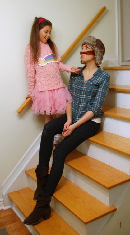 ofpaintedflowers: bribed my mom into taking some pictures of my sister and I in our Halloween costum