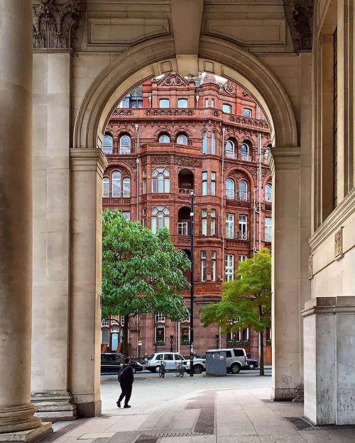 (via The baroque Midland Hotel, from underneath the arches of the Town Hall extension. Manchester, E