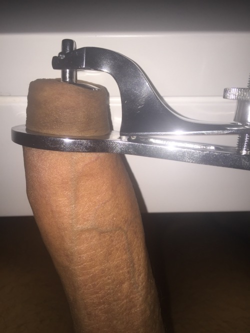 sexisyourdream: When you get hard after you put the gomco clamp CLAMPED