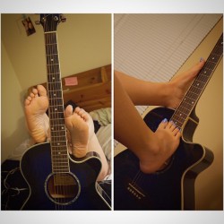 woomico:  #Feet #guitar #fetish #soles #toes #pedi #pedicure #blue #arch #footfetish #fj