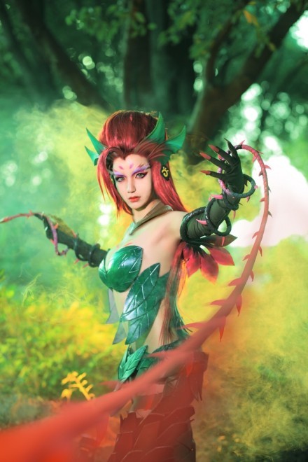 league-of-legends-sexy-girls:  Zyra Cosplay 