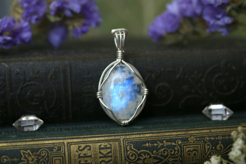 Beautiful rainbow moonstone and colorful labradorite pendants & bracelets in sterling silver han