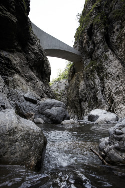 archatlas:    Schaufelschlucht Bridge   With the second arch bridge on the spectacular alpine road to Ebnit, a sub-district of Dornbirn, the master plan for three infrastructure projects is one step closer to completion. The Schaufelschlucht Bridge by