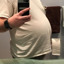 keepembloated: bigdrmr:  Thanksgiving damage. I like how I fill out this shirt.  #gainer #grommr #gpoy #belly  We like it too! 