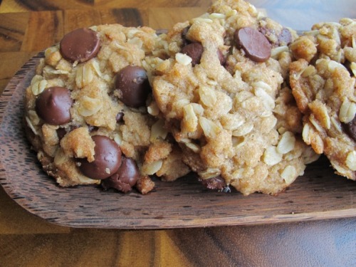 tinykitchenvegan:Vegan Oatmeal Chocolate Chip Cookies