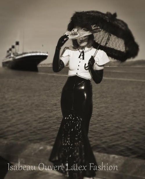 born-in-latex:  Latex Girl http://shiny-dress-fashion.blogspot.com/  That one hell
