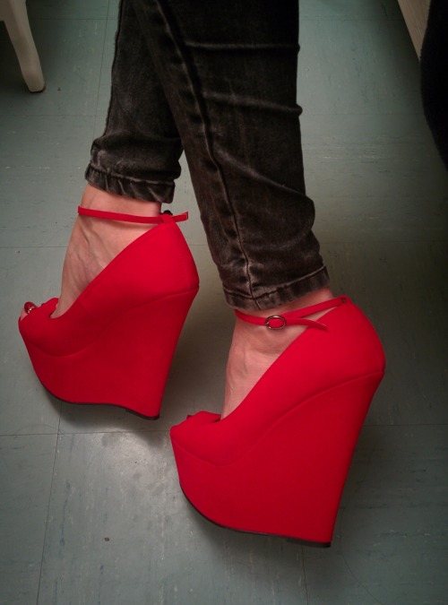 feet-french: @footsiepattes I love you!!!