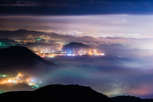 asylum-art: ”Cloud of mist and sparkling lights, Taipei appears as a supernatural landscape” by  王韋証