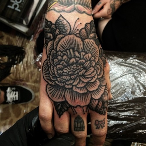 fuckyeahhandtattoos:  instagram : @xkclangex