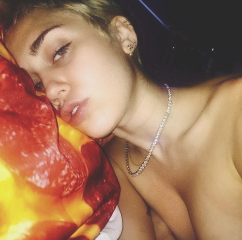 Miley cyrus nude selfie