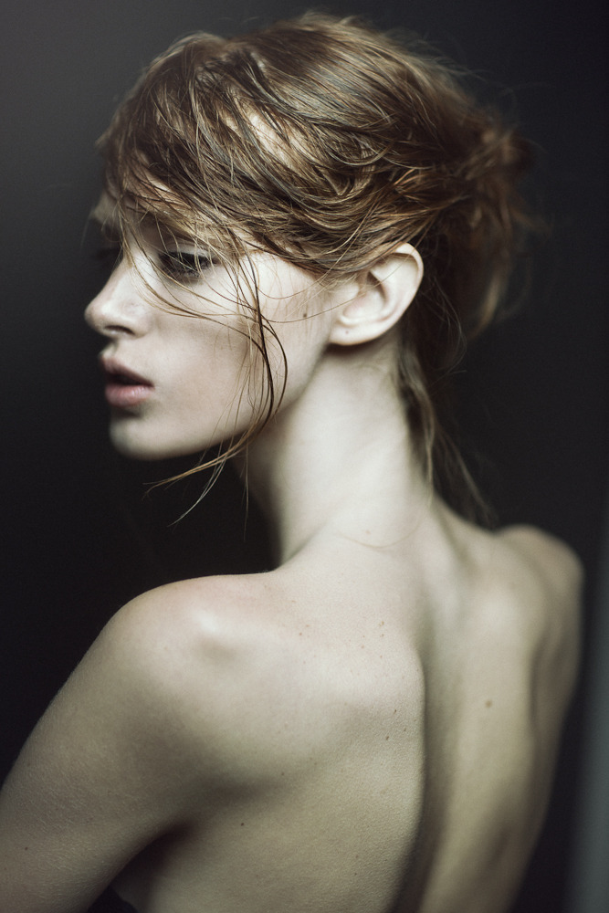 blackshivers:  guardami…! ph. Emily Soto