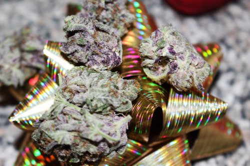 pill0wstark:  dabcandycannabis: Purple Voodoo ~  MMHMMM NOMM