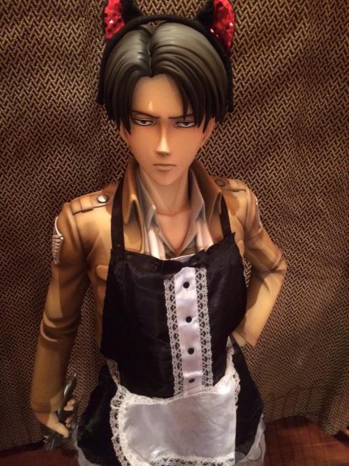   Life-size Levi figure owner rurukota creates porn pictures