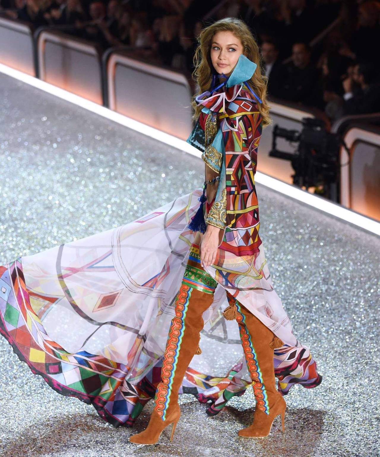 dreadinny: Gigi Hadid – 2016 Victoria’s Secret Fashion Show Runway in Paris 