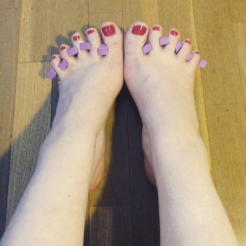 venusohara: Good afternoon! #rednails #paintednails #feet #footfetish #toes #pedicure