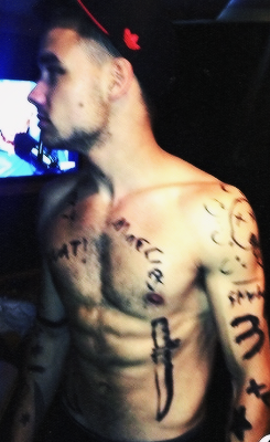 blamestyles:@AndySamuels31: “Me, Zayn, Jordan and Oli gave Liam some tattoos with a sharpie haha”